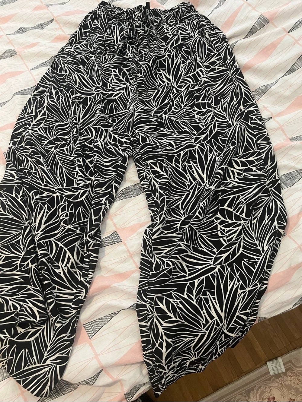 Banana Republic Black & White Leaf-Print Joggers